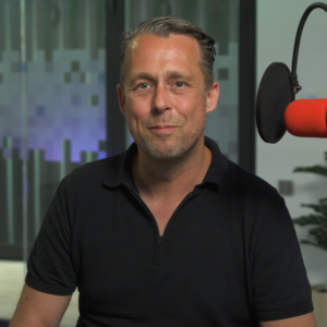 Bas van Halderen is een nieuwslezer en journalist met jarenlange ervaring in nieuwslezen en presentatie op landelijke radio en televisie. Hij is een gastdocent van Gebruik je Stem.